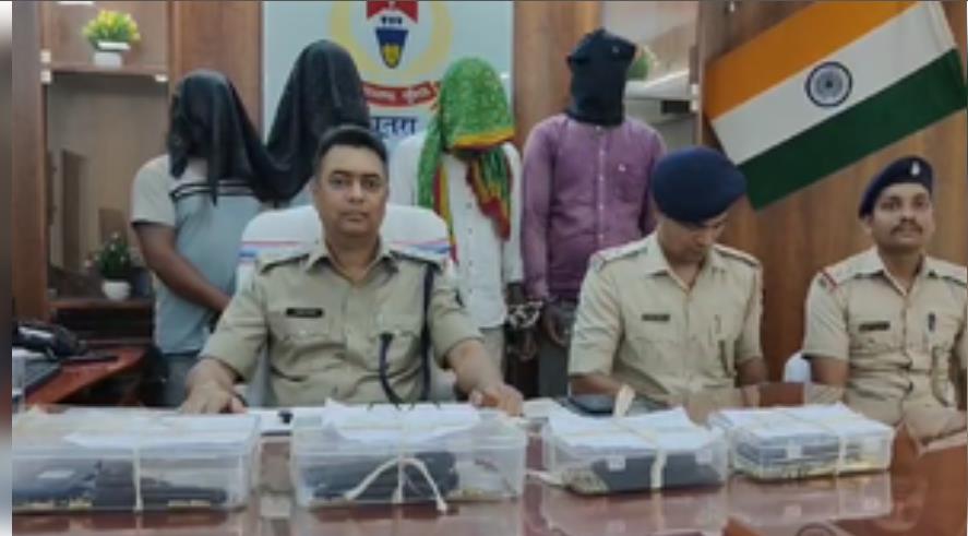 चतरा में चार नक्सली समर्थक गिरफ्तार, भारी मात्रा में हथियार बरामद चतरा में चार नक्सली समर्थक गिरफ्तार, भारी मात्रा में हथियार बरामद