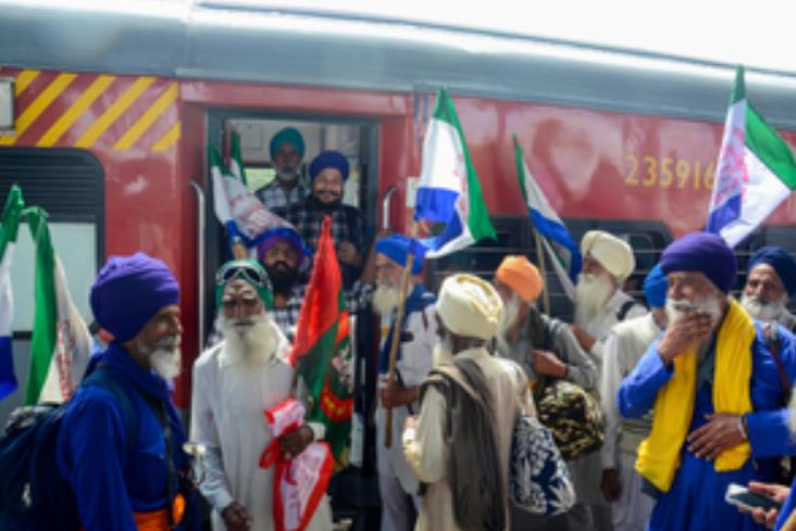 पंजाब में किसानों के पटरियों पर बैठने से कई ट्रेनें हुईं प्रभावित पंजाब में किसानों के पटरियों पर बैठने से कई ट्रेनें हुईं प्रभावित