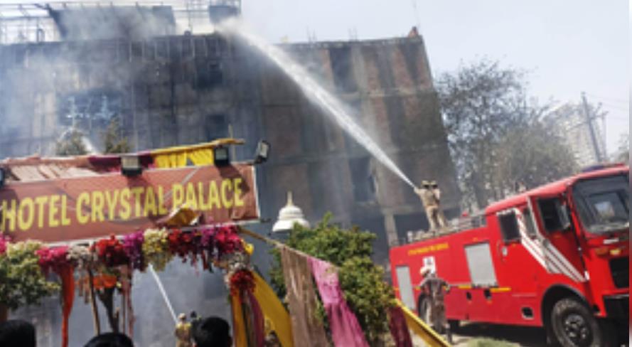 गाजियाबाद में बैंक्वेट हॉल में लगी आग, दो लोगों को बचाया गया गाजियाबाद में बैंक्वेट हॉल में लगी आग, दो लोगों को बचाया गया