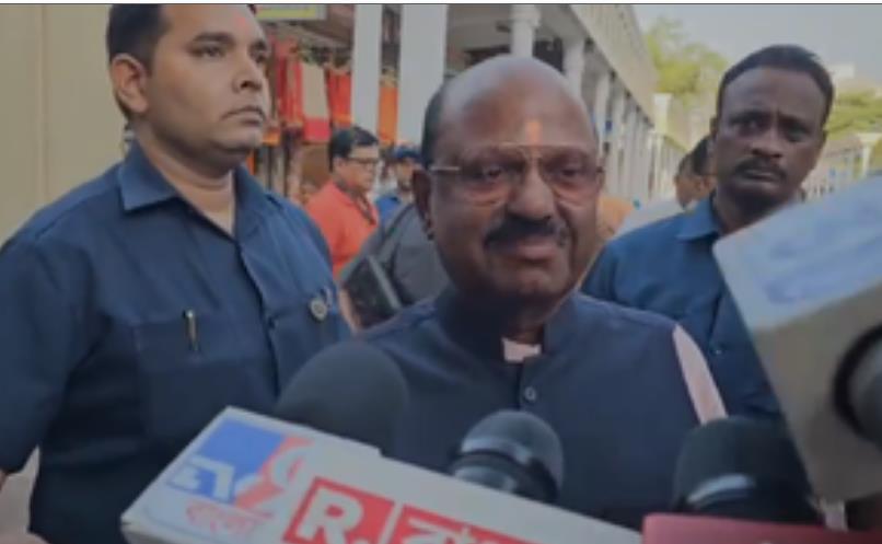 शांतिपूर्ण चुनाव के लिए मंदिर पहुंचे बंगाल गवर्नर सीवी आनंदा बोस शांतिपूर्ण चुनाव के लिए मंदिर पहुंचे बंगाल गवर्नर सीवी आनंदा बोस