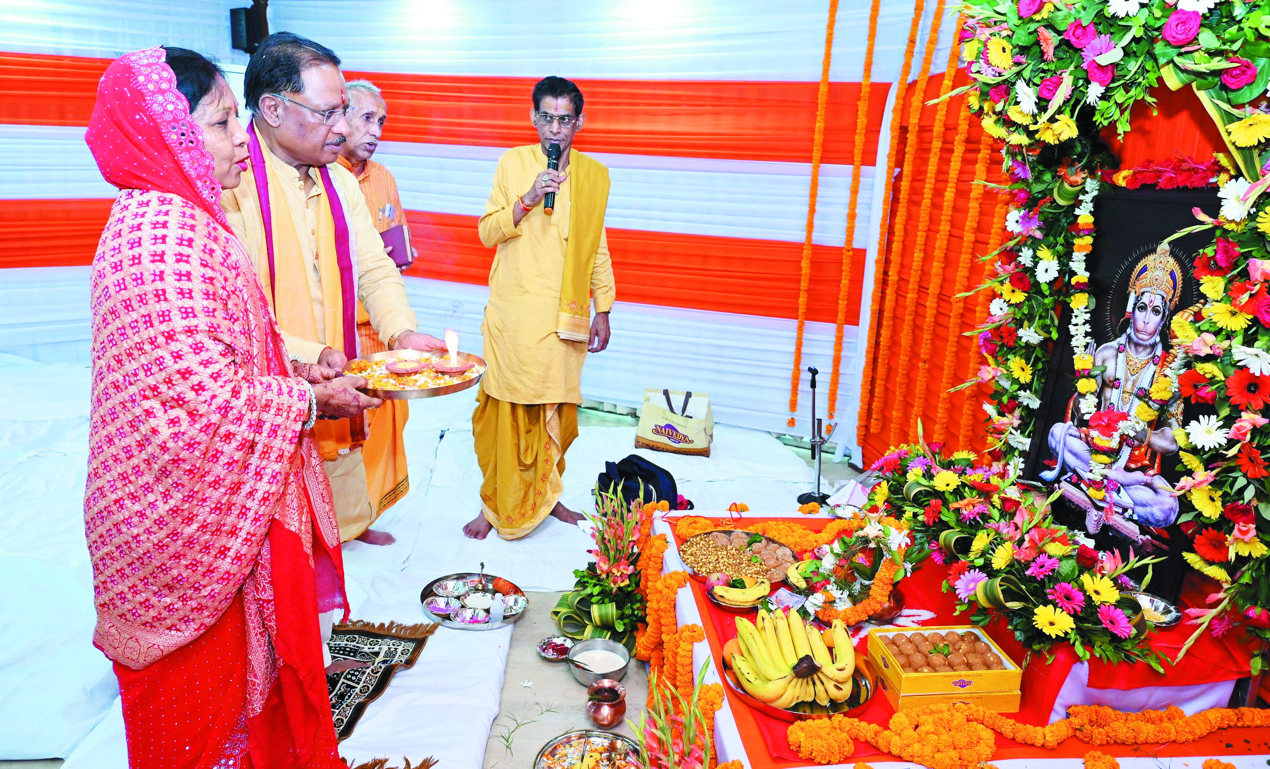 हनुमान जन्मोत्सव पर सीएम हाऊस में पूजा हनुमान जन्मोत्सव पर सीएम हाऊस में पूजा