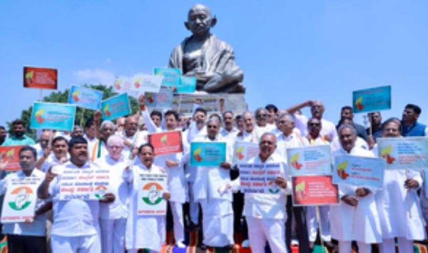सूखा राहत को लेकर कर्नाटक कांग्रेस के नेताओं का केंद्र के खिलाफ विरोध प्रदर्शन सूखा राहत को लेकर कर्नाटक कांग्रेस के नेताओं का केंद्र के खिलाफ विरोध प्रदर्शन