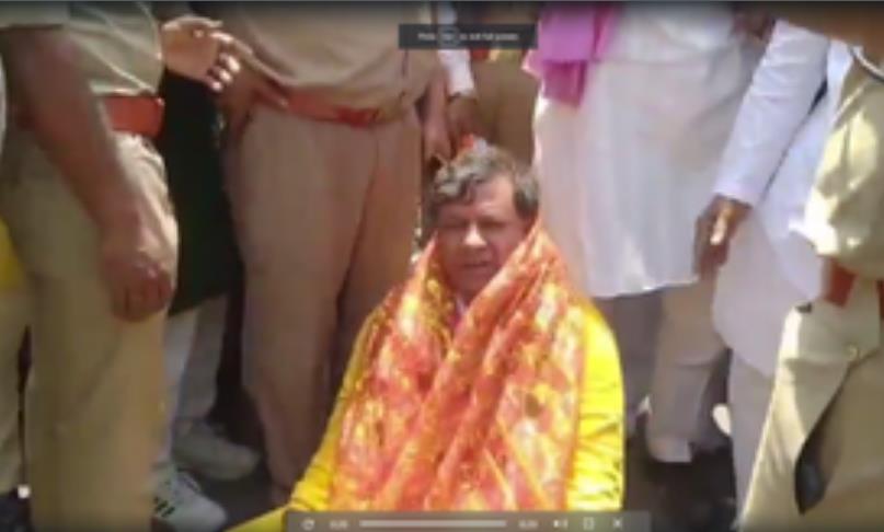 कांग्रेस प्रत्याशी आलोक मिश्रा को प्रस्तावक समझ नामांकन कक्ष में दाखिल होने से पुलिस ने रोका, हुई कहासुनी कांग्रेस प्रत्याशी आलोक मिश्रा को प्रस्तावक समझ नामांकन कक्ष में दाखिल होने से पुलिस ने रोका, हुई कहासुनी