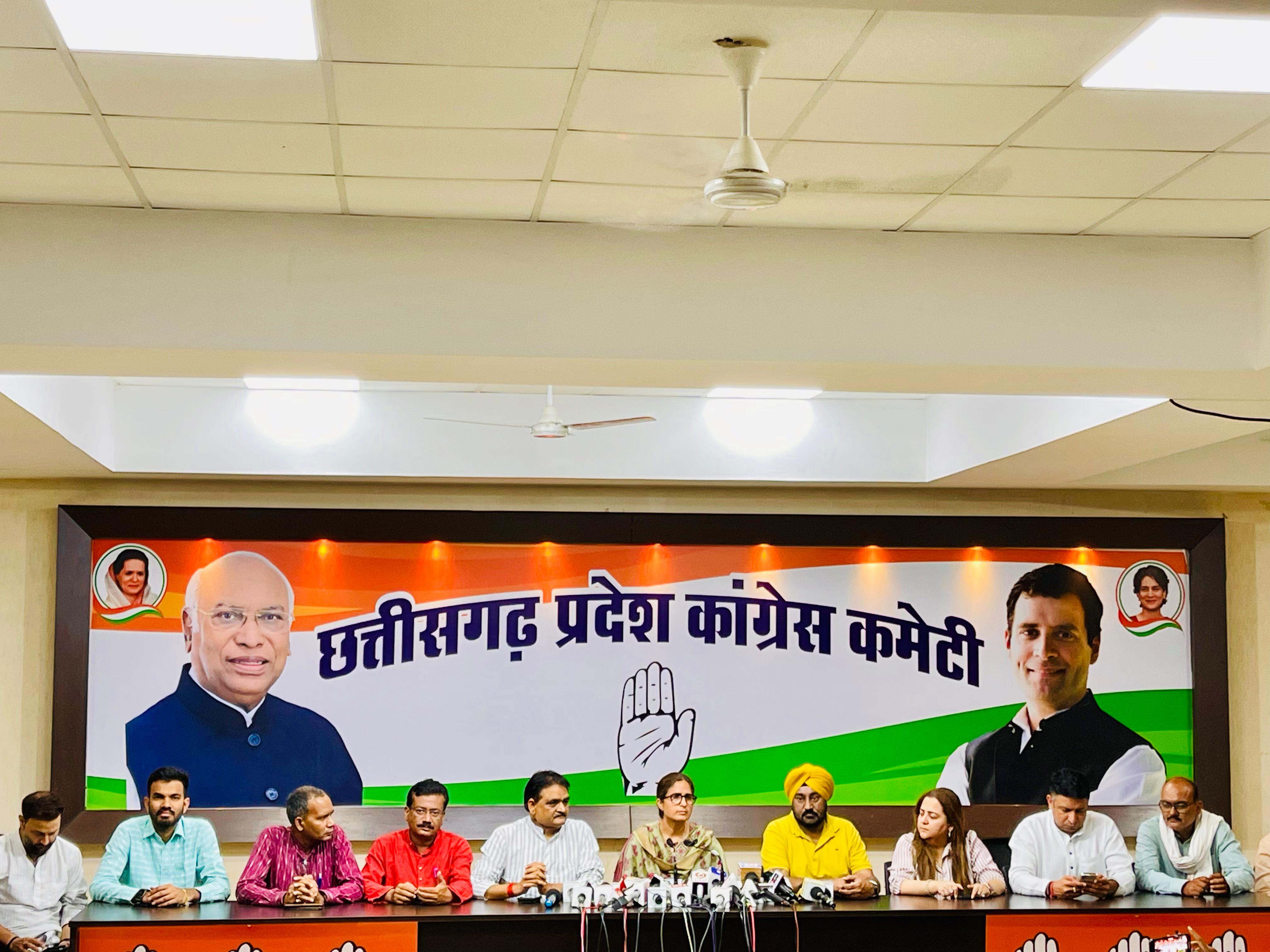 मोदी प्रधानमंत्री पद की गरिमा को गिरा रहे, उनके लिए महिलाएं हेय की पात्र मोदी प्रधानमंत्री पद की गरिमा को गिरा रहे, उनके लिए महिलाएं हेय की पात्र