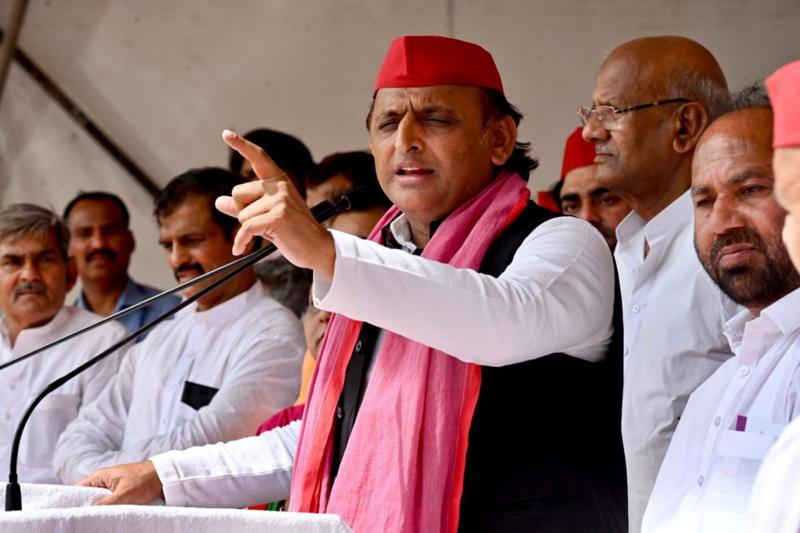 सूरत में बिना मतदान के बीजेपी की जीत को अखिलेश यादव ने जनता का अपमान बताया