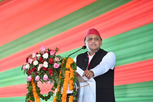 सूरत में बिना मतदान के बीजेपी की जीत को अखिलेश यादव ने जनता का अपमान बताया सूरत में बिना मतदान के बीजेपी की जीत को अखिलेश यादव ने जनता का अपमान बताया