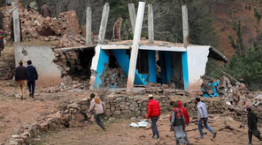 जम्मू-कश्मीर के रामबन जिले में जमीन धंसी, 350 लोग हुए बेघर जम्मू-कश्मीर के रामबन जिले में जमीन धंसी, 350 लोग हुए बेघर