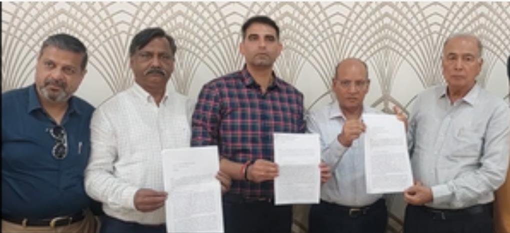 अंबाला के व्यापारियों ने खोला किसानों के खिलाफ मोर्चा, चुनाव आयोग और चीफ जस्टिस को लिखा पत्र अंबाला के व्यापारियों ने खोला किसानों के खिलाफ मोर्चा, चुनाव आयोग और चीफ जस्टिस को लिखा पत्र