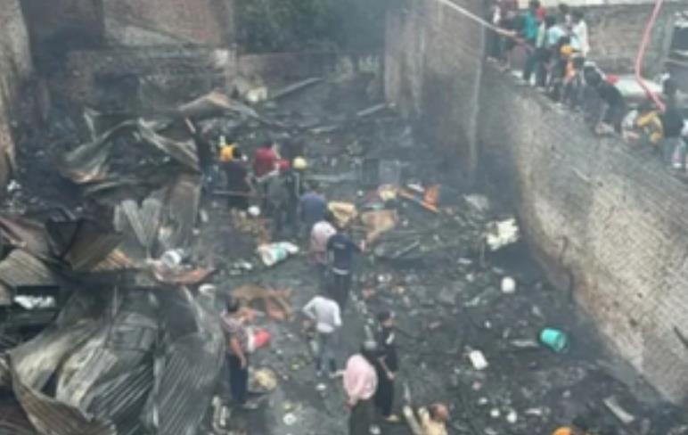 देहरादून में भीषण आग से मचा हड़कंप, 22 झोपड़ियां जलकर राख देहरादून में भीषण आग से मचा हड़कंप, 22 झोपड़ियां जलकर राख