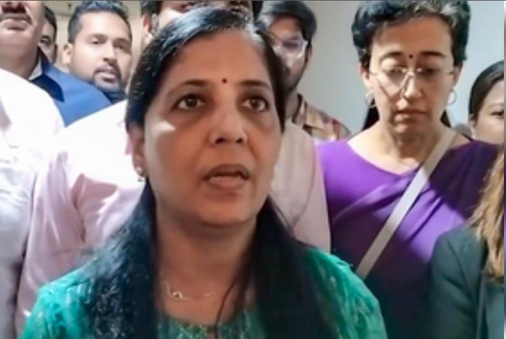 सुनीता केजरीवाल व आतिशी ने तिहाड़ में बंद सीएम अरविंद केजरीवाल से की मुलाकात सुनीता केजरीवाल व आतिशी ने तिहाड़ में बंद सीएम अरविंद केजरीवाल से की मुलाकात