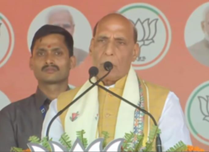 मोदी सरकार में दिल्ली से चला पैसा सीधे बैंक अकाउंट में आता है : राजनाथ सिंह मोदी सरकार में दिल्ली से चला पैसा सीधे बैंक अकाउंट में आता है : राजनाथ सिंह