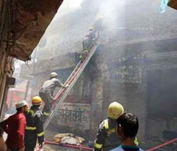 मेरठ में गद्दे के गोदाम में लगी भीषण आग, लाखों रुपए का सामान राख मेरठ में गद्दे के गोदाम में लगी भीषण आग, लाखों रुपए का सामान राख