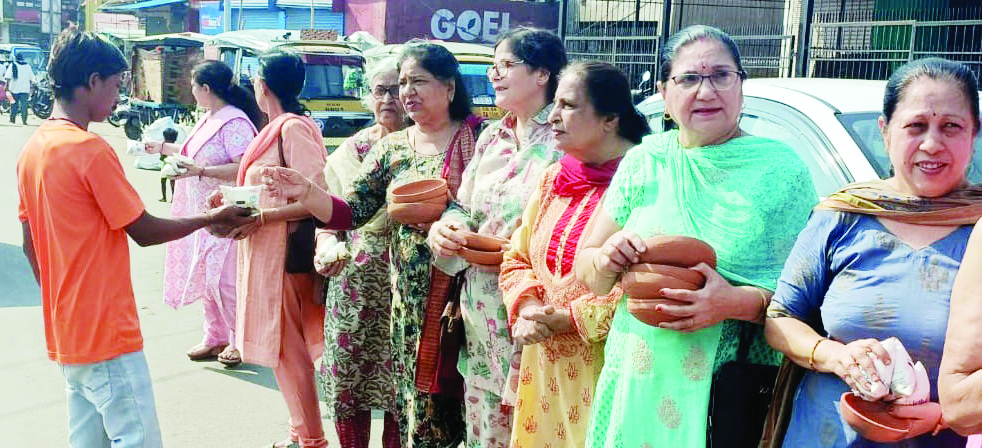 छत्तीसगढ़ पंजाबी महिला मंडल ने छाछ एवं सकोरे वितरण किए