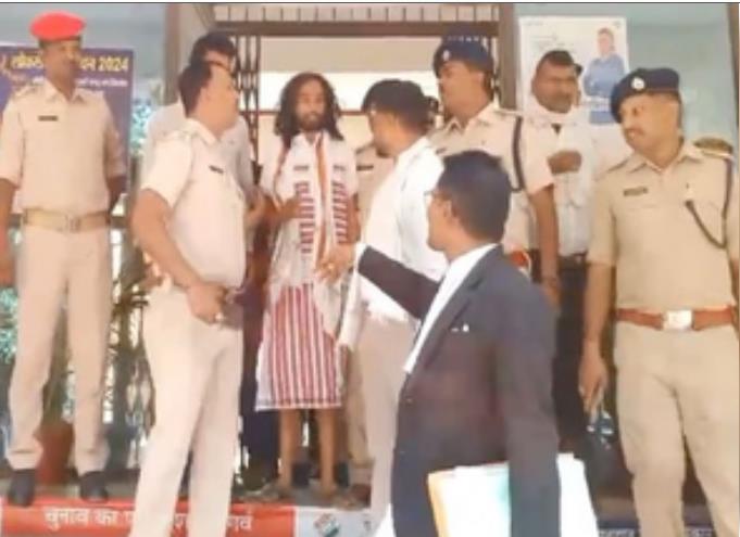 रांची में नामांकन से पहले निर्दलीय प्रत्याशी को पुलिस ने किया गिरफ्तार, कोर्ट में पेशी रांची में नामांकन से पहले निर्दलीय प्रत्याशी को पुलिस ने किया गिरफ्तार, कोर्ट में पेशी