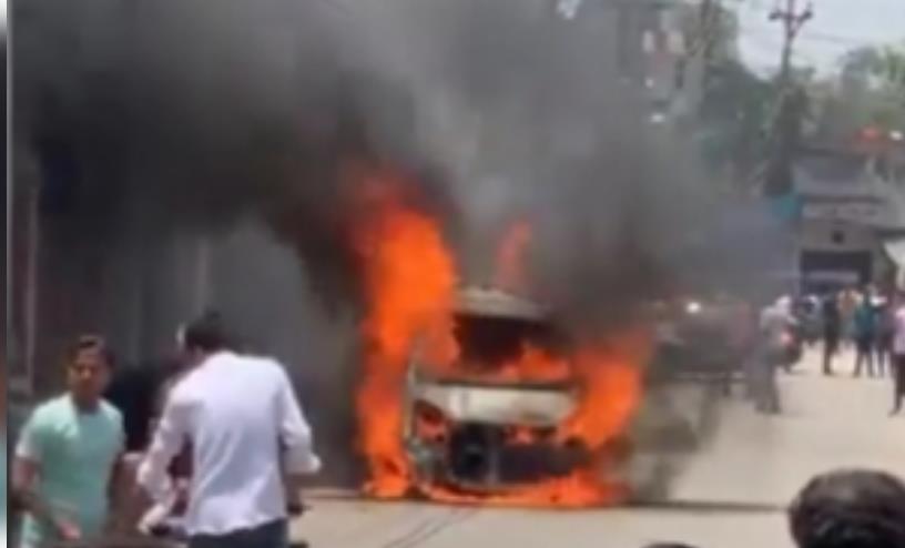 उत्तर प्रदेश के बिजनौर में चलती कार में लगी आग, चालक ने कूदकर बचाई जान उत्तर प्रदेश के बिजनौर में चलती कार में लगी आग, चालक ने कूदकर बचाई जान