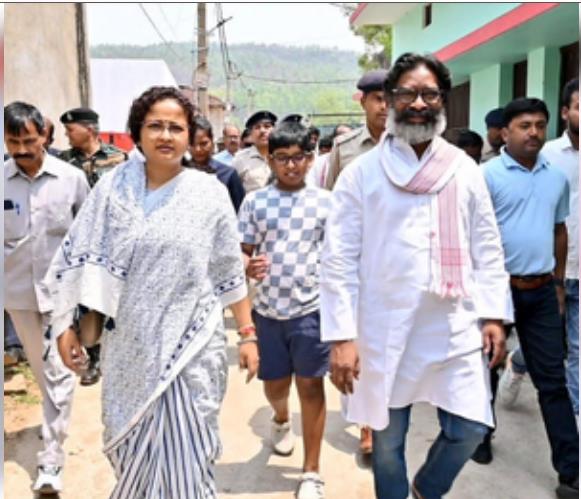 96 दिन बाद जेल से कुछ घंटे के लिए पुलिस कस्टडी में बाहर आए हेमंत सोरेन, चाचा के श्राद्ध में हुए शामिल 96 दिन बाद जेल से कुछ घंटे के लिए पुलिस कस्टडी में बाहर आए हेमंत सोरेन, चाचा के श्राद्ध में हुए शामिल