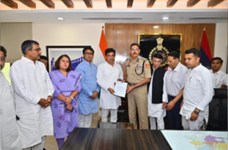 फेक वीडियो मामले में कांग्रेस प्रतिनिधिमंडल ने दिल्ली पुलिस आयुक्त से की मुलाकात फेक वीडियो मामले में कांग्रेस प्रतिनिधिमंडल ने दिल्ली पुलिस आयुक्त से की मुलाकात