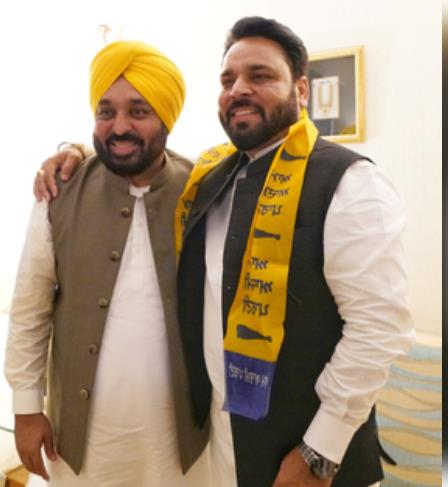 होशियारपुर से बसपा उम्मीदवार राकेश सोमन आम आदमी पार्टी में शामिल