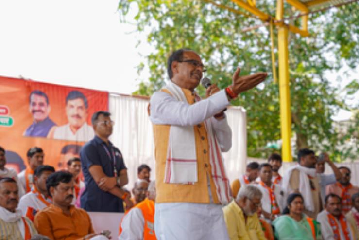 राहुल गांधी की इटली में जड़ें : शिवराज सिंह चौहान राहुल गांधी की इटली में जड़ें : शिवराज सिंह चौहान