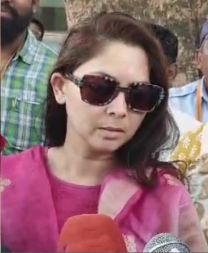 सोनाली कुलकर्णी ने वोट डाल कर कहा- उम्मीद की एक किरण लेकर मैं घर से निकली थी सोनाली कुलकर्णी ने वोट डाल कर कहा- उम्मीद की एक किरण लेकर मैं घर से निकली थी