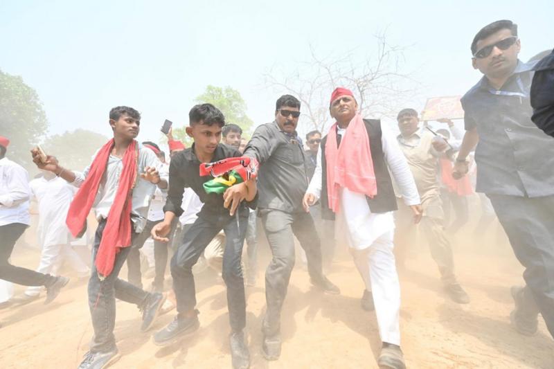 कन्नौजः मारपीट की सूचना पर पोलिंग बूथ पहुंचे अखिलेश यादव, कहा- ‘गुंडे भाग गए’ कन्नौजः मारपीट की सूचना पर पोलिंग बूथ पहुंचे अखिलेश यादव, कहा- ‘गुंडे भाग गए’