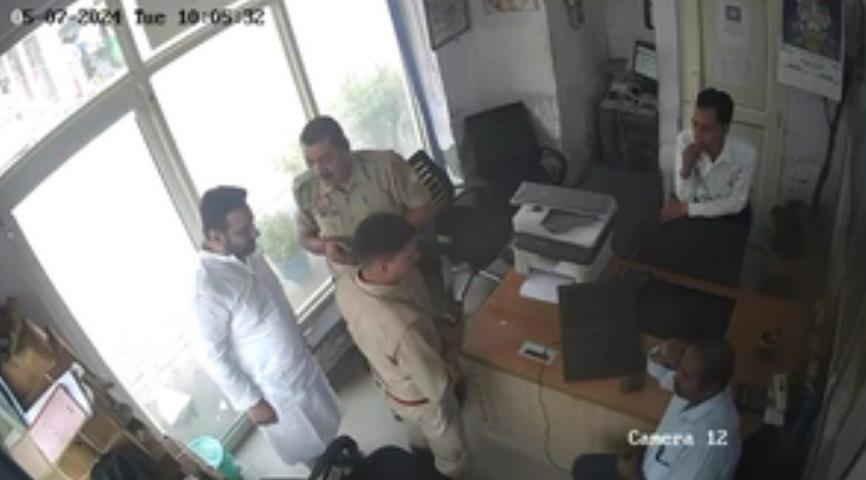 आप विधायक अमानतुल्लाह के दिल्ली से बाहर होने के मिल रहे सुराग, पुलिस को टीमें दे रही हैं दबिश आप विधायक अमानतुल्लाह के दिल्ली से बाहर होने के मिल रहे सुराग, पुलिस को टीमें दे रही हैं दबिश