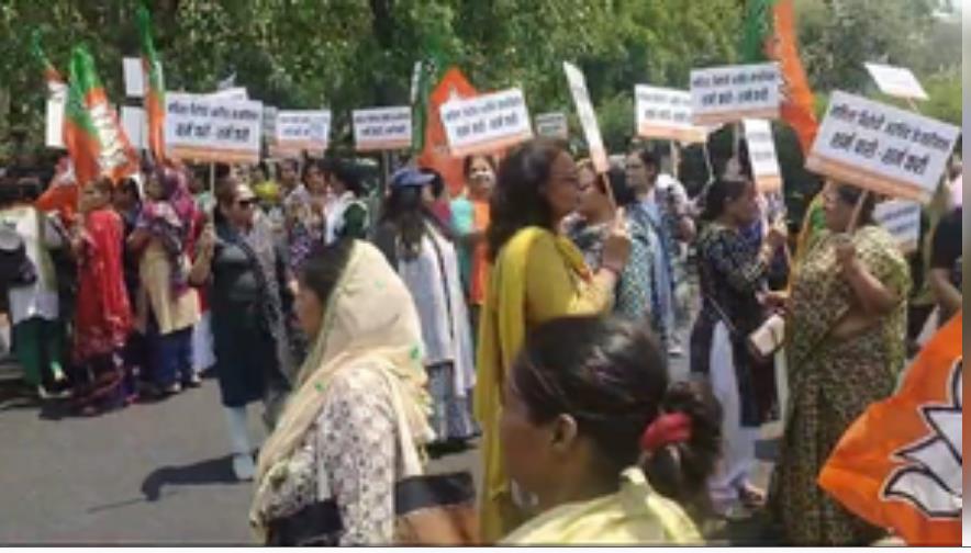 स्वाति मालीवाल मामले को लेकर बीजेपी दिल्ली महिला मोर्चा ने केजरीवाल के घर के बाहर खोला मोर्चा