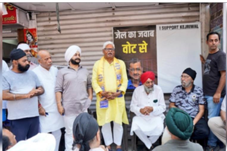 लोकसभा चुनाव : 'सिग्नेचर कैंपेन' में महाबल मिश्रा ने आप पार्टी के विधायक के साथ लिया भाग