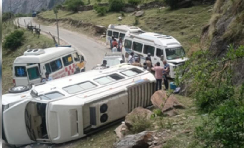 गंगोत्री हाइवे के पास गुजरात के श्रद्धालुओं की गाड़ी पलटी, आठ लोग घायल