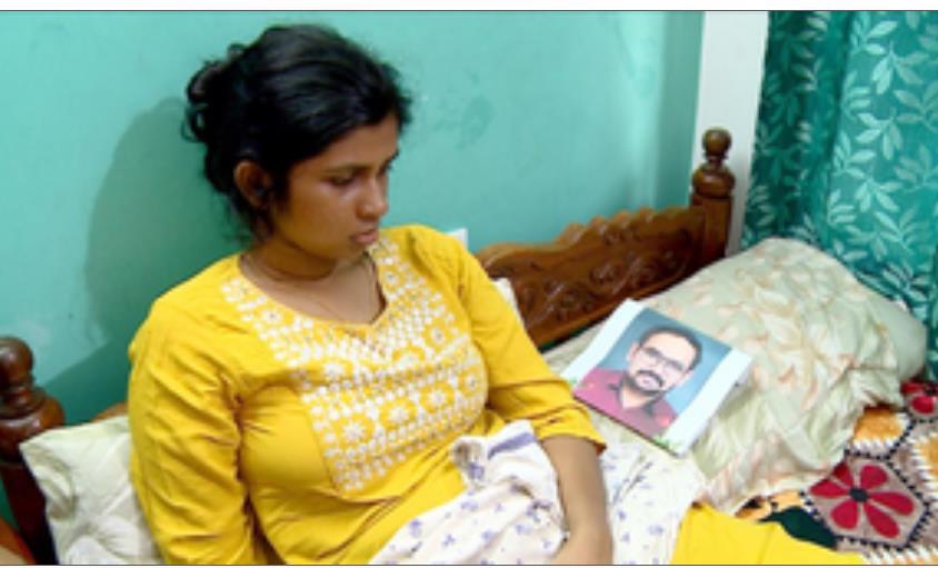 केरल : परिवार वालों का एयर इंडिया पर फूटा गुस्सा, कार्यालय के बाहर शव रखकर प्रदर्शन केरल : परिवार वालों का एयर इंडिया पर फूटा गुस्सा, कार्यालय के बाहर शव रखकर प्रदर्शन