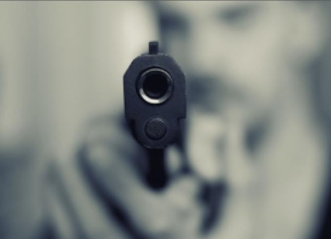 एसआई की पिस्तौल छीन बदमाश ने की पुलिस पर फायरिंग एसआई की पिस्तौल छीन बदमाश ने की पुलिस पर फायरिंग