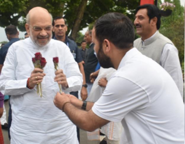 गृह मंत्री अमित शाह ने कश्मीर में वंशवादी पार्टियों को वोट न देने की अपील की