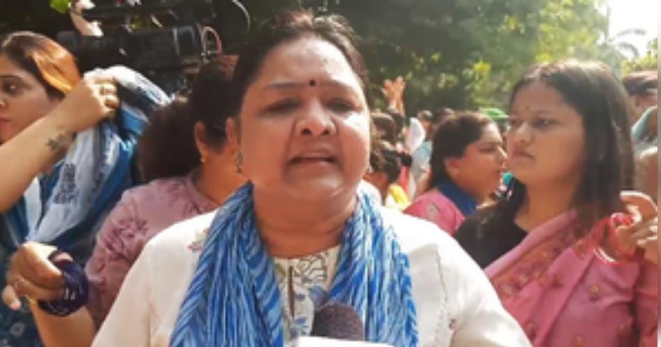 भाजपा की कार्यकर्ताओं ने चूड़ियां लेकर केजरीवाल के घर के बाहर किया प्रदर्शन, मांगा इस्तीफा