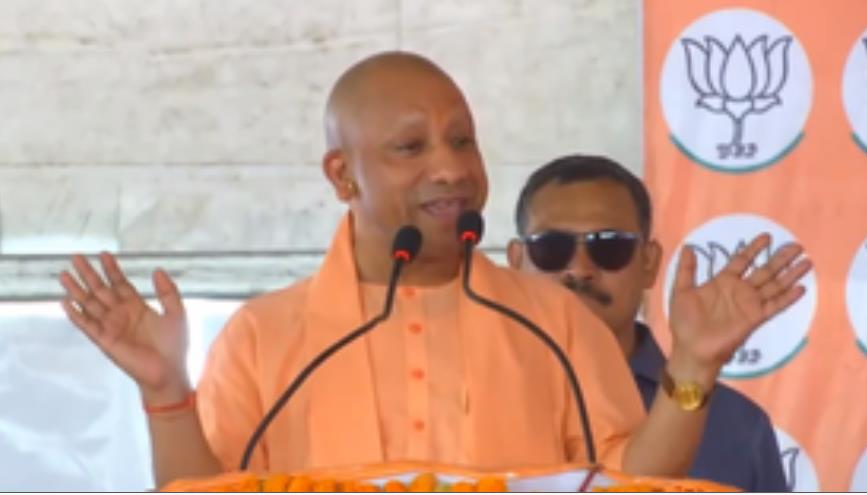 सीएम योगी ने चुनाव में खूब बहाया पसीना, 49 दिन में की 111 जनसभाएं सीएम योगी ने चुनाव में खूब बहाया पसीना, 49 दिन में की 111 जनसभाएं