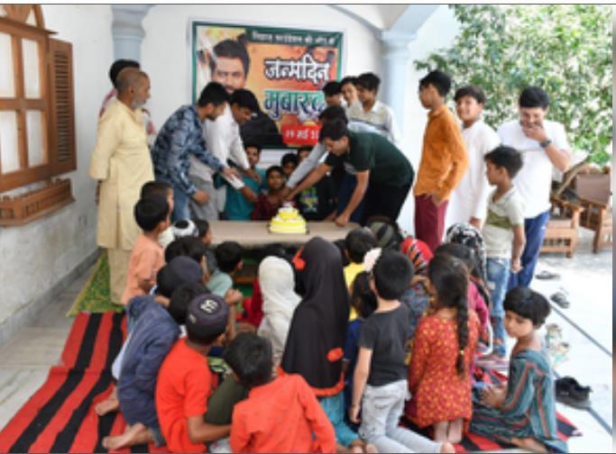 नवाजुद्दीन सिद्दीकी के 50वें जन्मदिन पर उनके गृहनगर बुढाना में खिलाया गया वंचित बच्चों को खाना नवाजुद्दीन सिद्दीकी के 50वें जन्मदिन पर उनके गृहनगर बुढाना में खिलाया गया वंचित बच्चों को खाना