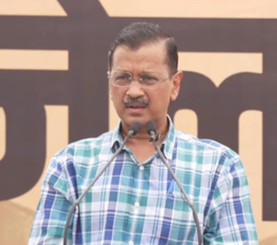 भारी पुलिस बल की तैनाती के बीच सीएम केजरीवाल ने दी धरने पर बैठने की चेतावनी