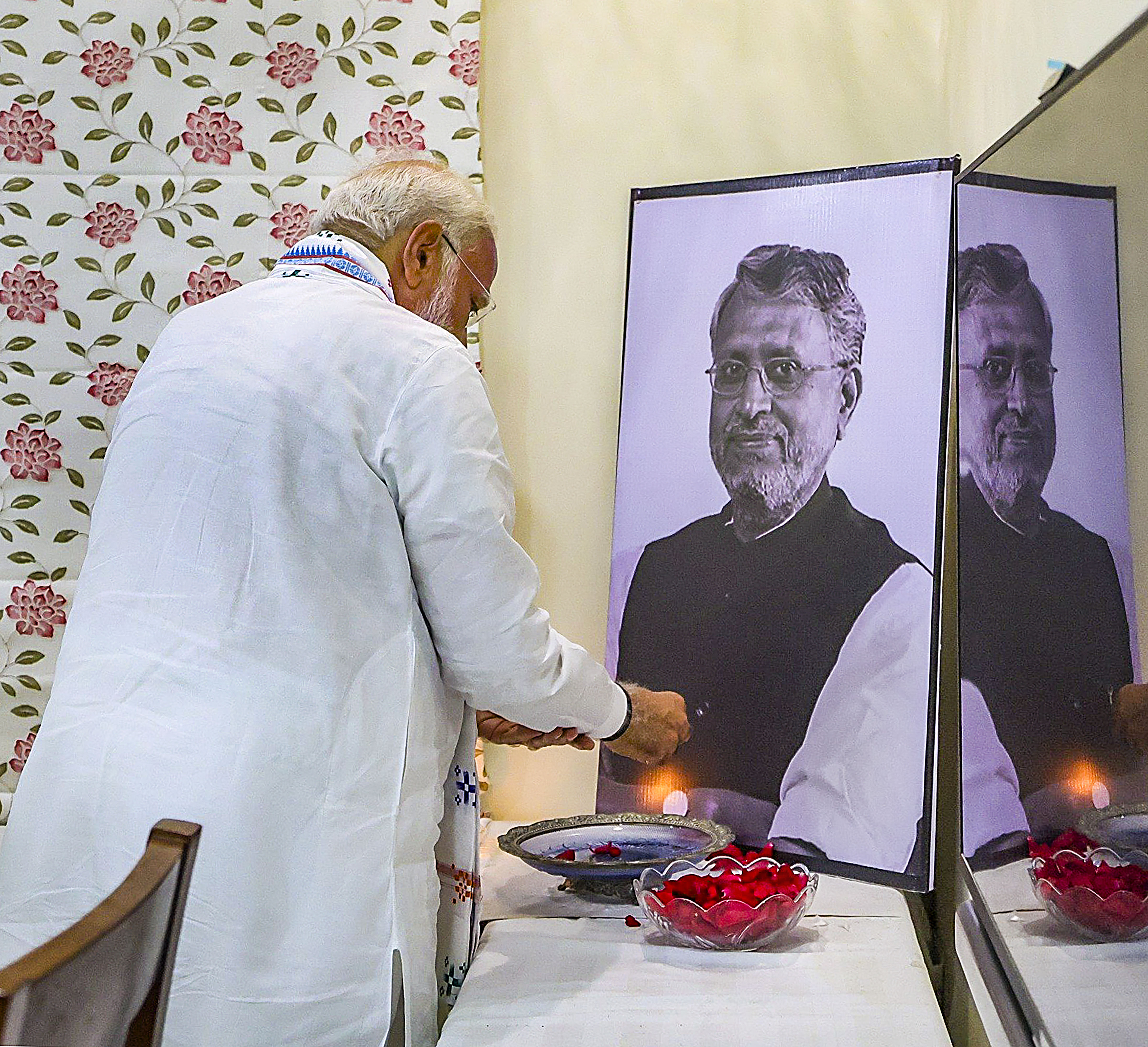 प्रधानमंत्री मोदी सुशील मोदी के पटना आवास पर पहुंचे