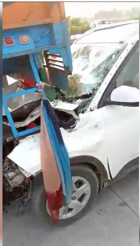 ईस्टर्न पेरीफेरल हाईवे पर तेज रफ्तार कार ट्राले में घुसी, कई लोग घायल ईस्टर्न पेरीफेरल हाईवे पर तेज रफ्तार कार ट्राले में घुसी, कई लोग घायल