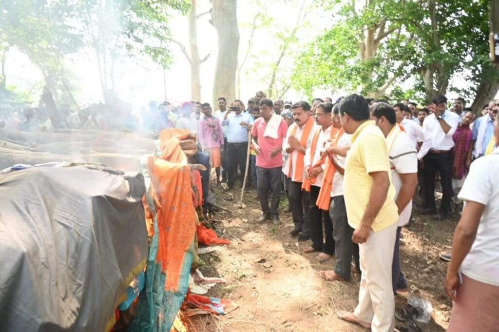 17 का एक साथ अंतिम संस्कार, 2 बेटियों की ससुराल में उठी अर्थी, रो पड़ा गांव 17 का एक साथ अंतिम संस्कार, 2 बेटियों की ससुराल में उठी अर्थी, रो पड़ा गांव