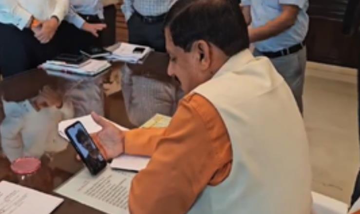 मध्य प्रदेश के मुख्यमंत्री ने किर्गिस्तान में अध्ययनरत छात्रों से बात की मध्य प्रदेश के मुख्यमंत्री ने किर्गिस्तान में अध्ययनरत छात्रों से बात की
