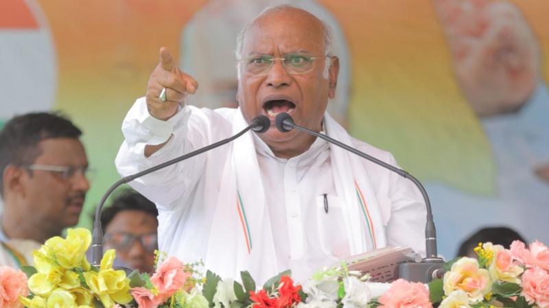 कांग्रेस ने विपक्ष को एकजुट रखने के लिए कम सीटों पर चुनाव लड़ने का फैसला सोच-समझकर लिया : खरगे कांग्रेस ने विपक्ष को एकजुट रखने के लिए कम सीटों पर चुनाव लड़ने का फैसला सोच-समझकर लिया : खरगे