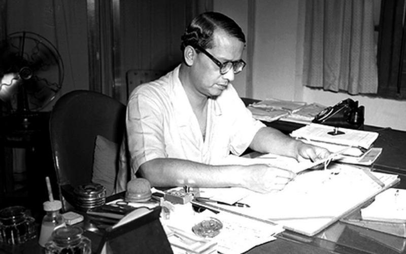 चुनाव आयोग पर उठते सवाल और उसकी गिरती साख