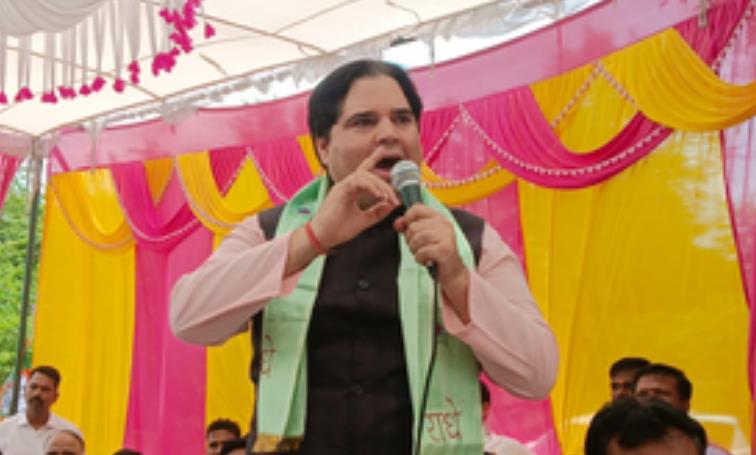 पहली बार सुल्तानपुर की जनसभा में नजर आए वरुण गांधी, मां मेनका के समर्थन में मांगे वोट, हुए भावुक पहली बार सुल्तानपुर की जनसभा में नजर आए वरुण गांधी, मां मेनका के समर्थन में मांगे वोट, हुए भावुक
