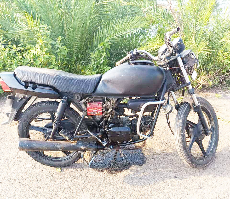 सडक़ पर दिखी टूटी बाइक, झाडिय़ों में मिली युवक की लाश सडक़ पर दिखी टूटी बाइक, झाडिय़ों में मिली युवक की लाश