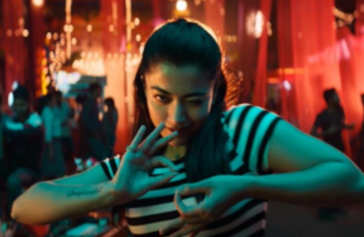 'पुष्पा 2' के दूसरे गाने का टीजर रिलीज, रश्मिका ने किया हुक स्टेप 'पुष्पा 2' के दूसरे गाने का टीजर रिलीज, रश्मिका ने किया हुक स्टेप