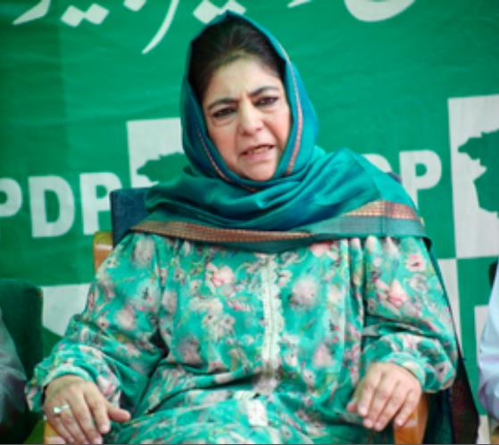 अनंतनाग-राजौरी सीट पर वोटिंग के बीच महबूबा मुफ्ती धरने पर बैठीं 