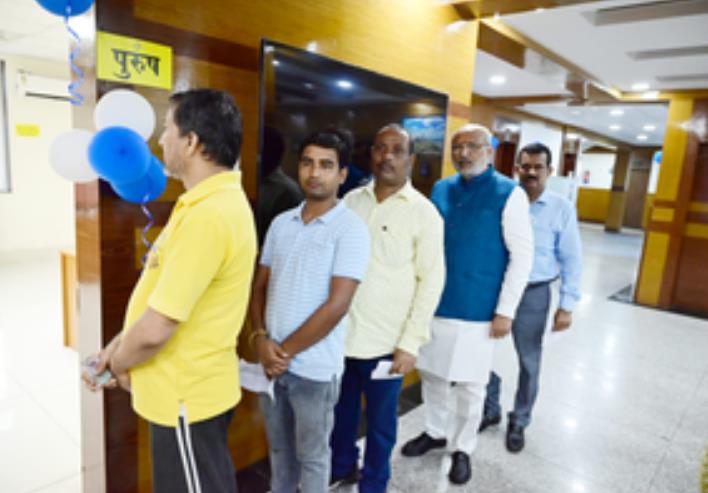 झारखंड के राज्यपाल ने कतार में लगकर किया मतदान, लोगों से की वोट की अपील 