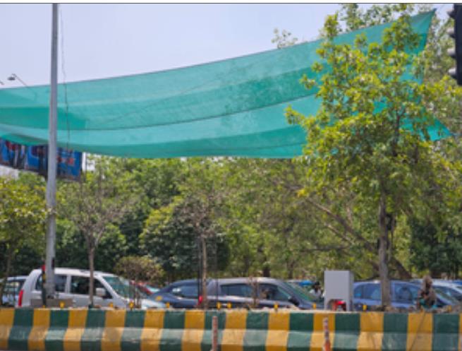 नोएडा में भी रेड लाइट पर लग रहा ग्रीन नेट, दोपहिया वाहन चालकों को तेज धूप से बचाएगा 