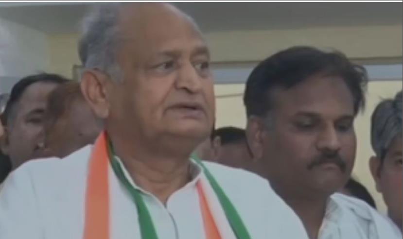 पीएम मोदी की भाषा शैली पर अशोक गहलोत ने उठाए सवाल, कहा- बेरोजगारी, महंगाई पर अब नहीं बोलते पीएम मोदी की भाषा शैली पर अशोक गहलोत ने उठाए सवाल, कहा- बेरोजगारी, महंगाई पर अब नहीं बोलते