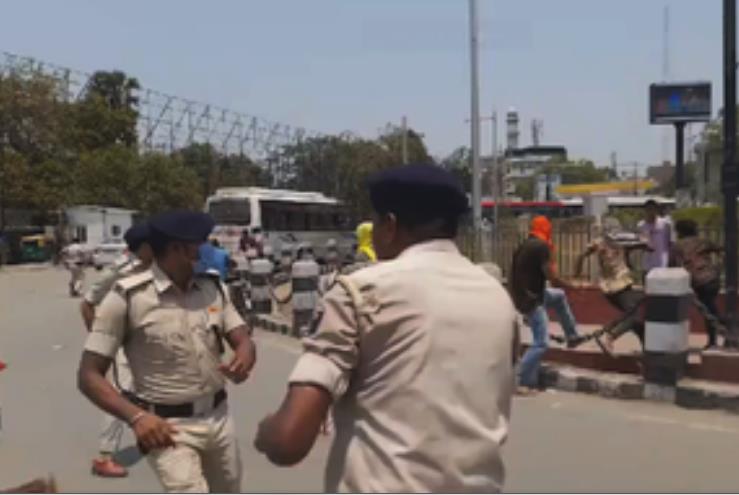 पटना में छात्र की हत्या मामले में एक आरोपी गिरफ्तार, सड़कों पर उतरे लोग